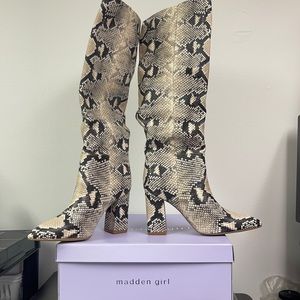 Brand new Madden Girl Woman’s Boots. Size 6. Comes with box but no top.